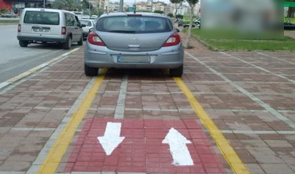 Ülkemizde bisiklet yolu kültürü ve bisiklete saygı henüz hak ettiği yerde olmadığından bisiklet yolları hunharca farklı amaçlarla kullanılmaktadır. Aynen emniyet şeritlerinin olduğu gibi