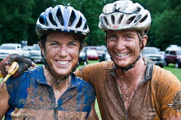 Hadi çamurun cildi güzelleştirdiğinden haberin yok, dağ bisikletlerine çamurluk takılabildiğinnden de mi haberin yok :)